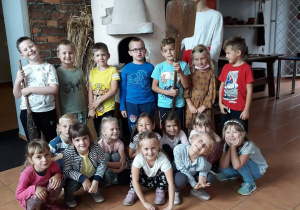 Grupa dzieci 6-letnich w muzeum.